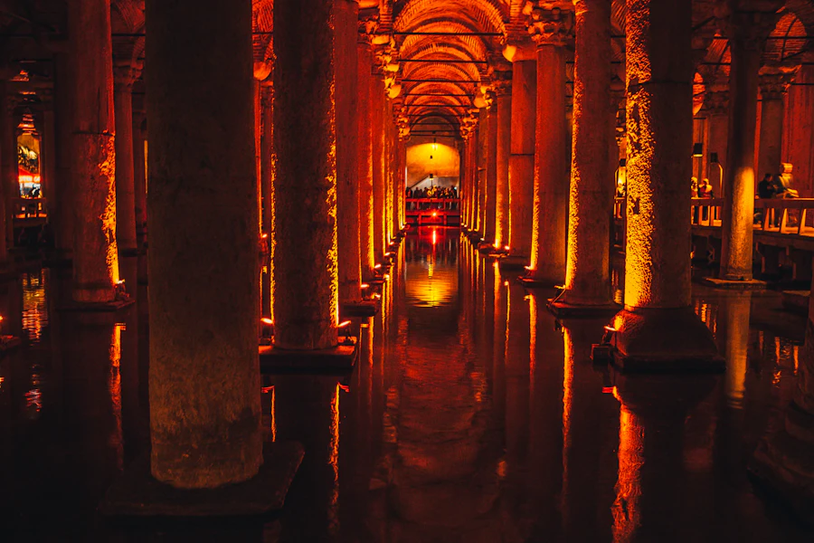 Les colonnes éclairées de la citerne Basilique, sous terre