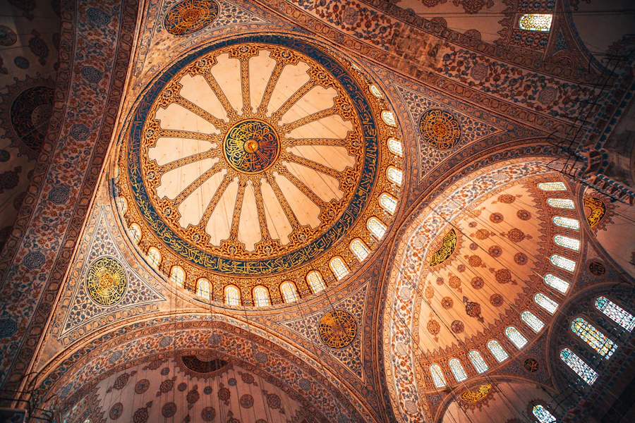 L'intérieur de la Mosquée bleue, ses coupoles et ses faïences