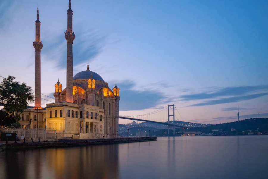 Une mosquée au bord du Bosphore et le pont suspendu, au lever du soleil
