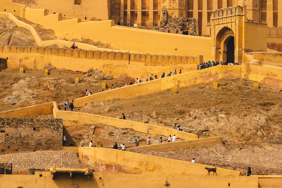 Les remparts et les chemins en zigzag du fort d'Amber
