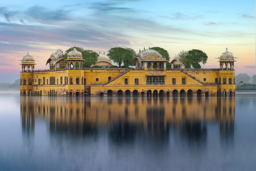 Le Jal Mahal au milieu du lac Man Sagar