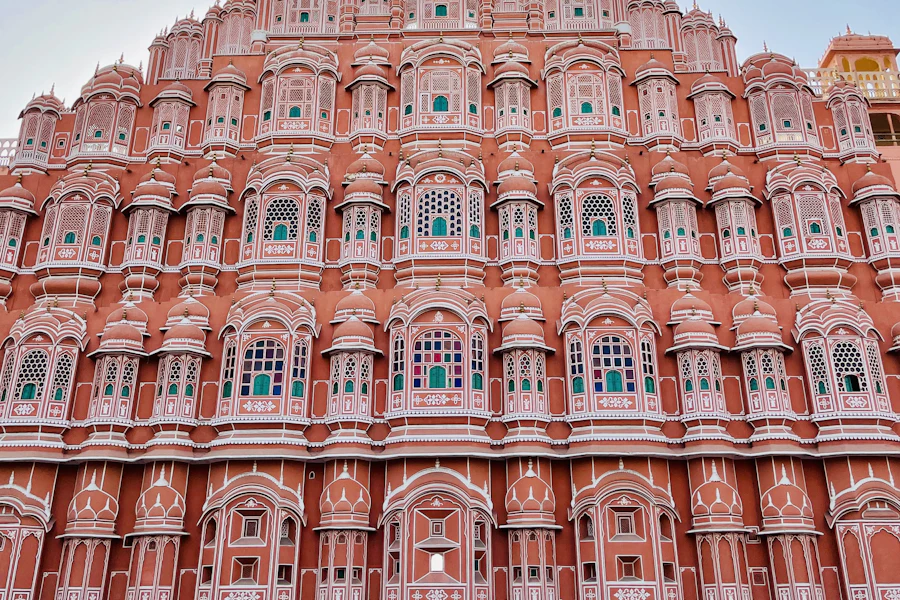 La façade rose du palais des Vents et ses centaines de fenêtres