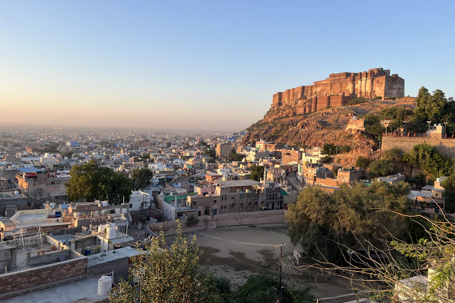 Le fort de Mehrangarh sur son rocher, au coucher du soleil