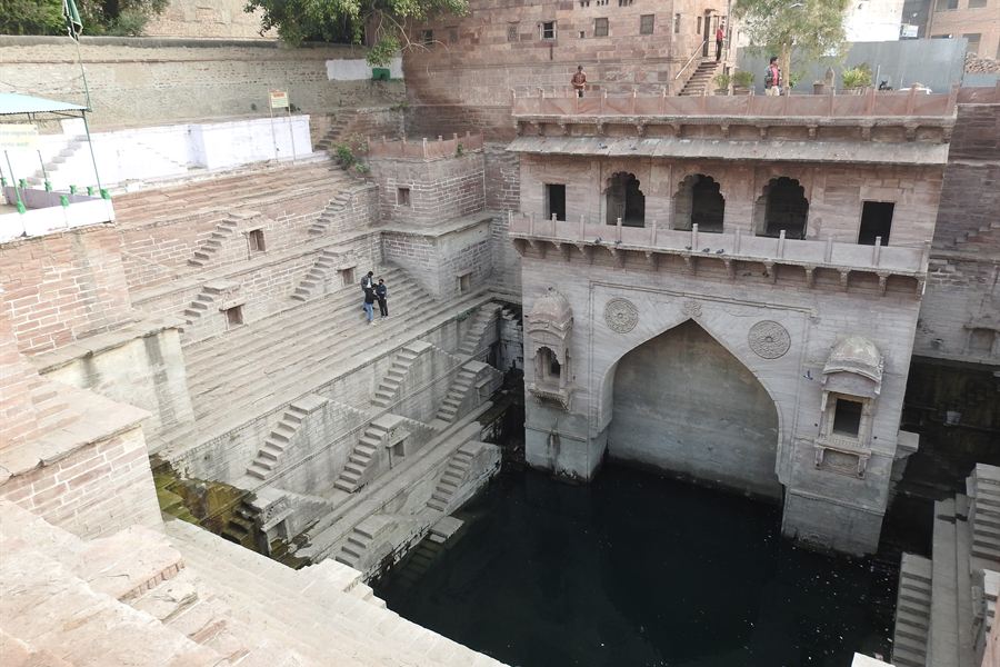 Le puits à degrés de Toorji ka Jhalra