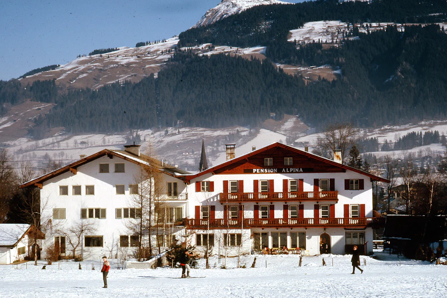Une façade aux volets rouges dans la vieille ville de Kitzbühel