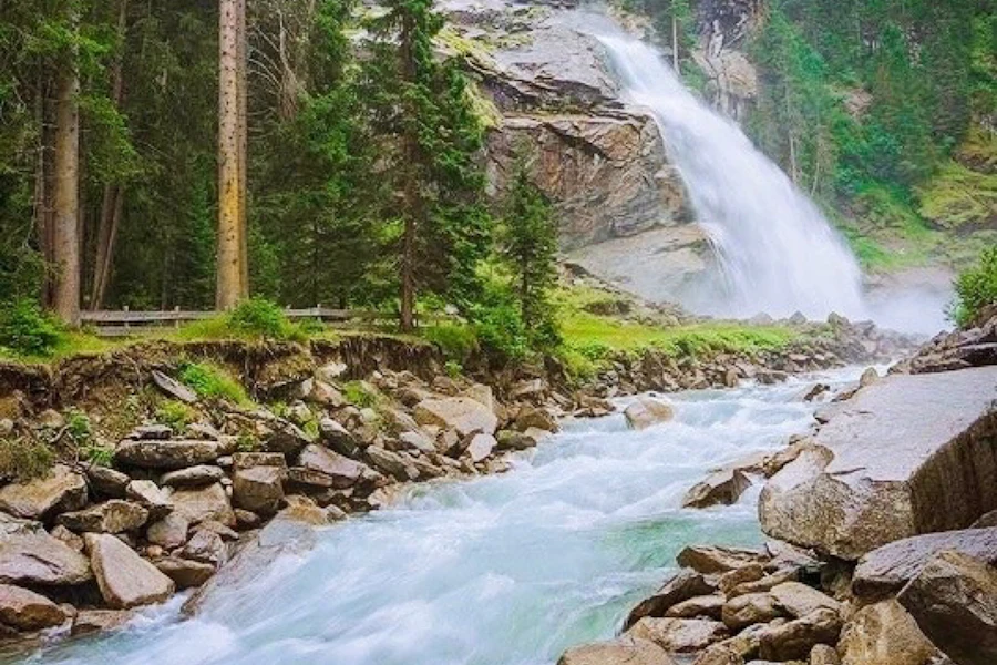 Les chutes de Krimml dans la forêt