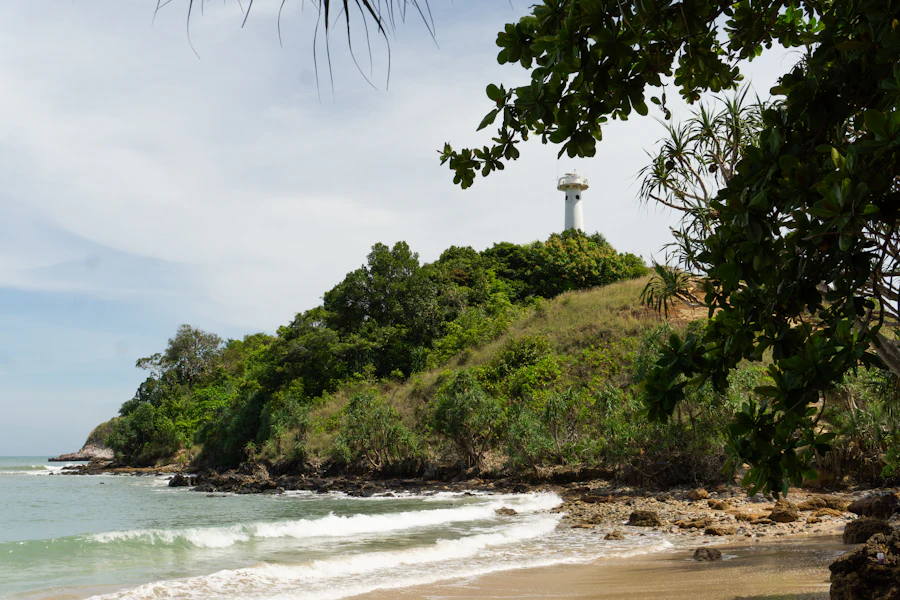 La plage et le phare du parc national de Mu Ko Lanta