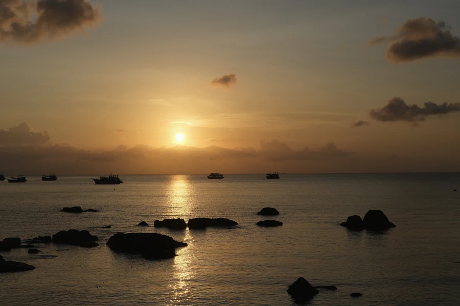 Coucher de soleil sur les rochers de la côte ouest de Koh Phangan
