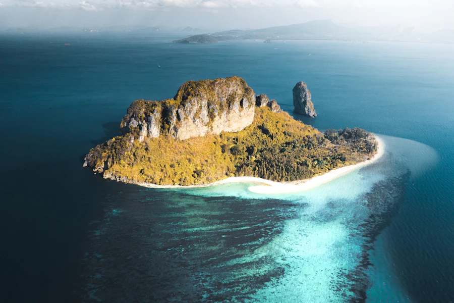 Un îlot de sable blanc cerné de récifs, au large de Phi Phi