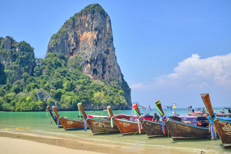 Bateaux à longue queue sur une plage d'Ao Nang, près de Krabi