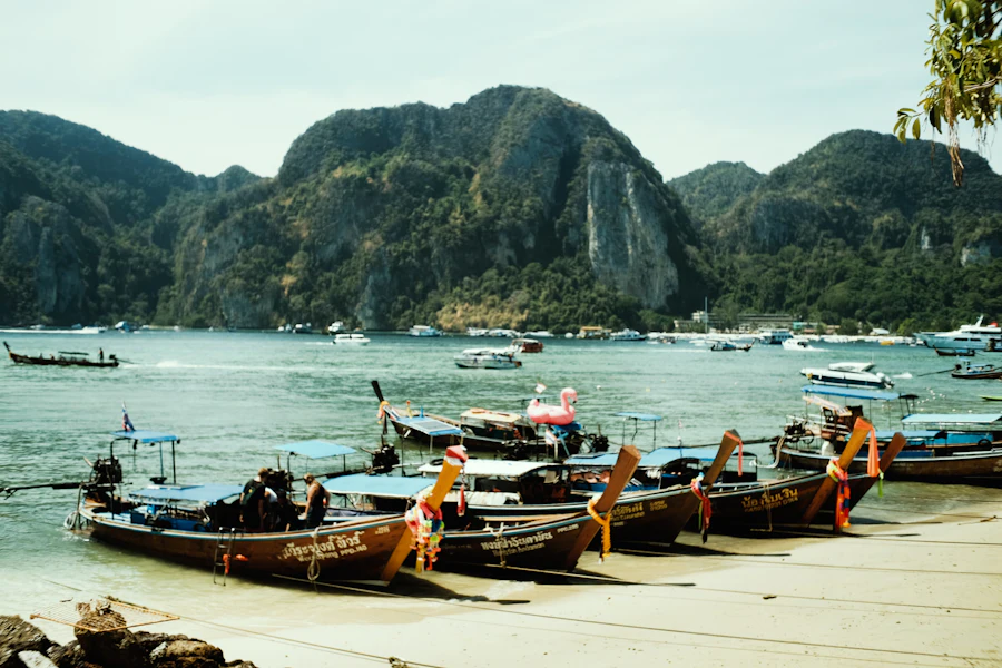 Bateaux à longue queue sur une plage de Koh Phi Phi
