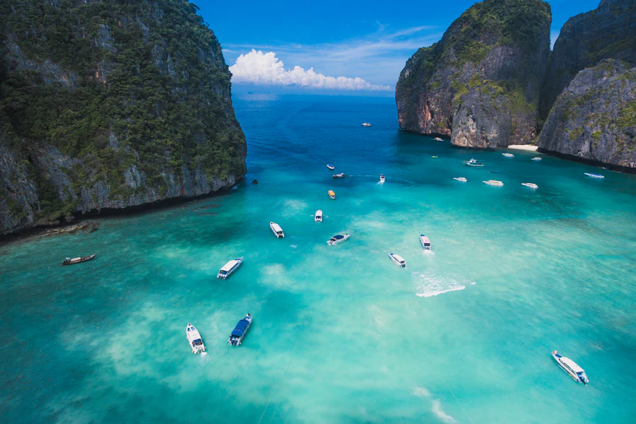 Des bateaux sur l'eau turquoise de Maya Bay