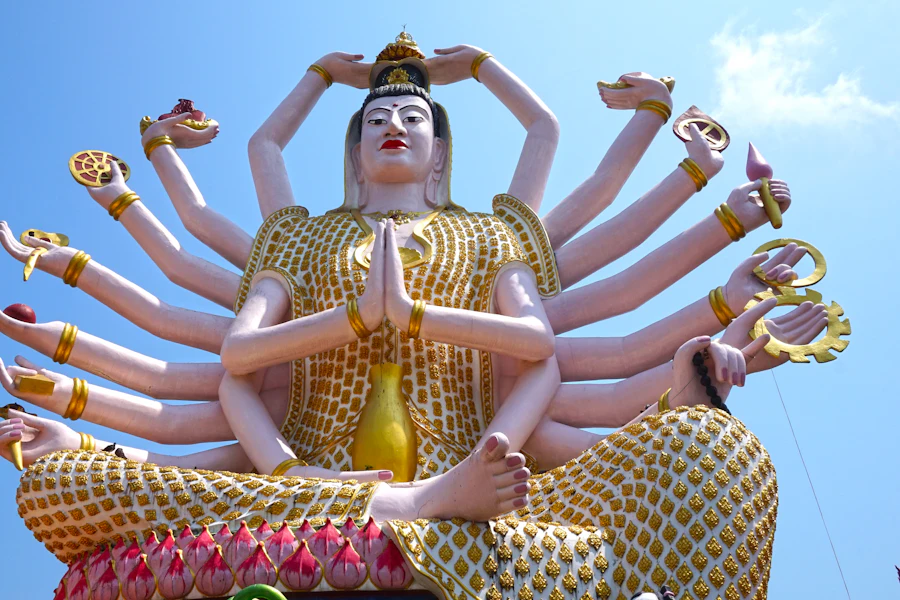 La statue de Guanyin aux nombreux bras du Wat Plai Laem