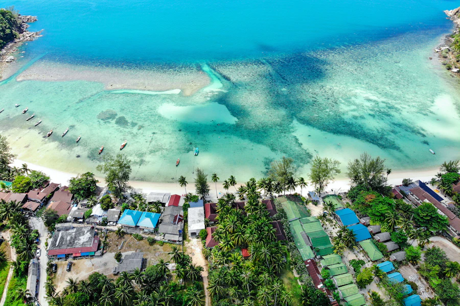 La côte boisée de Koh Phangan vue du ciel