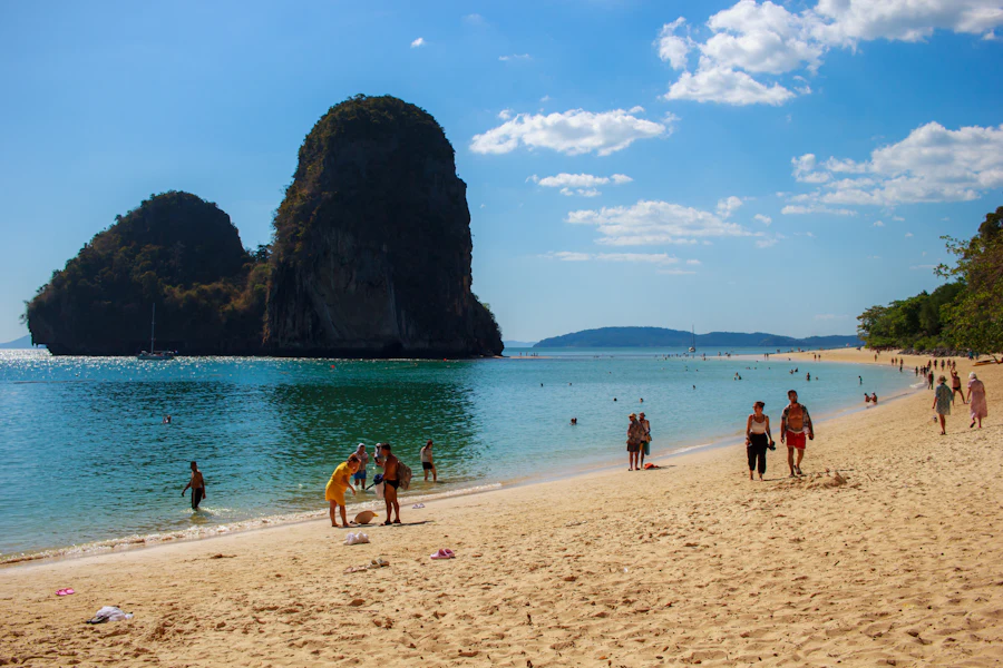 Falaises de calcaire et sable blanc sur la presqu'île de Railay