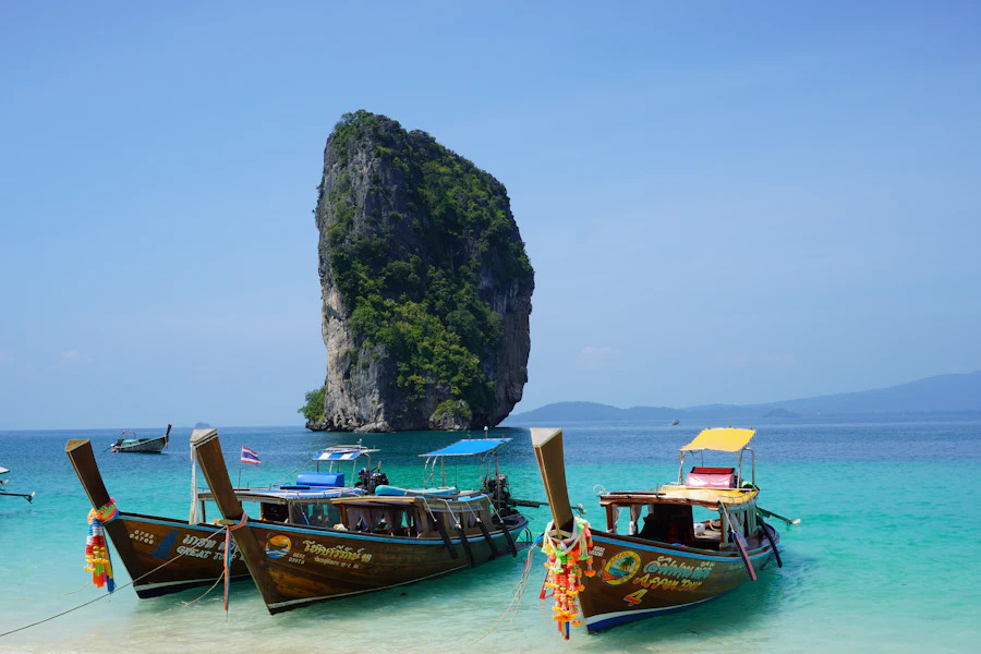 Un bateau à longue queue devant un piton calcaire, au large de Krabi