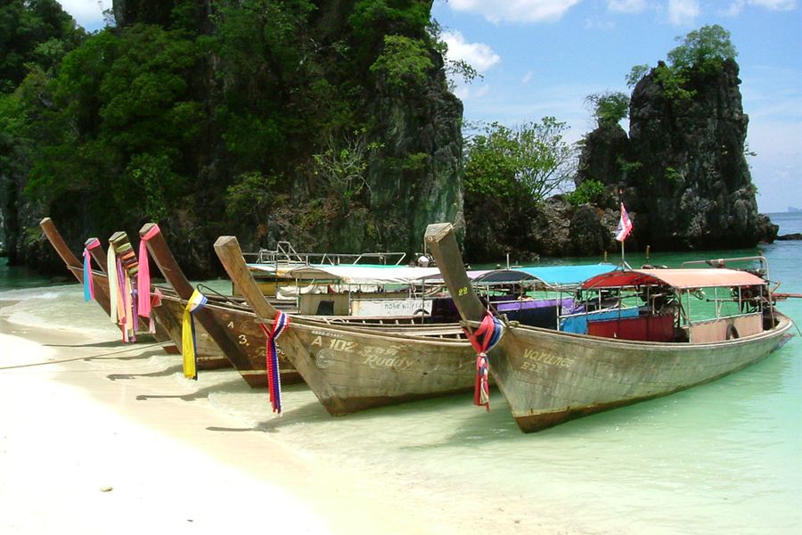 Des bateaux longue-queue aux îles Hong