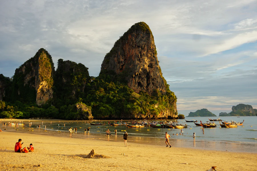 Bateaux à longue queue et falaises sur la plage de Railay