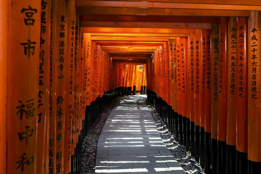 Un tunnel de torii rouges au sanctuaire Fushimi Inari