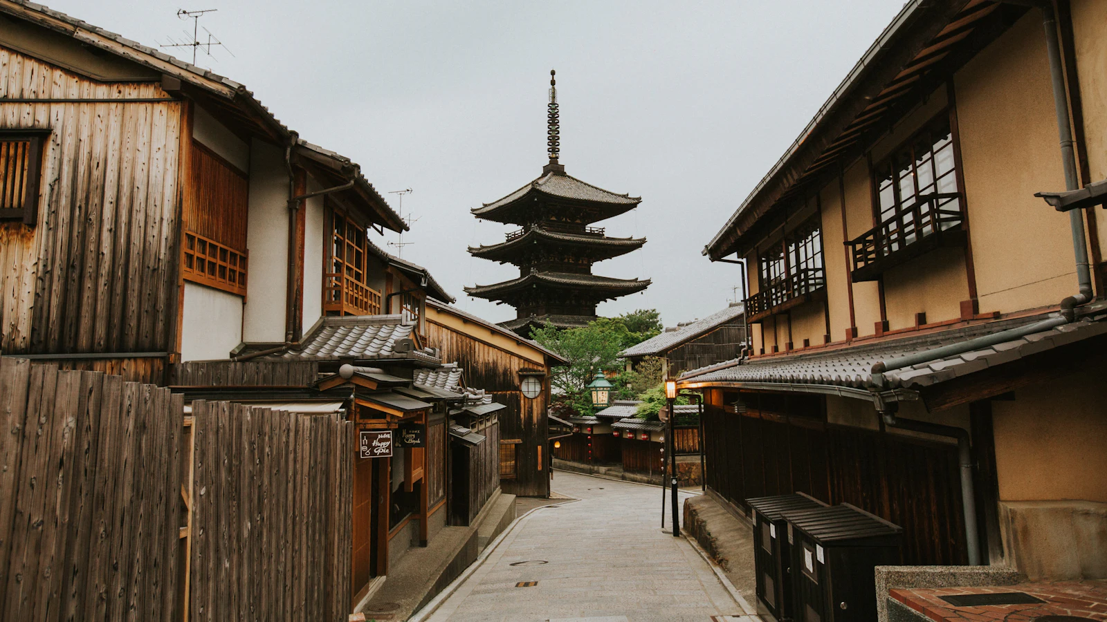 La pagode du Hōkan-ji au-dessus des maisons de bois de Gion