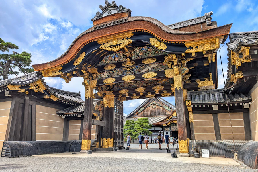 La porte Karamon et le palais Ninomaru du château de Nijō