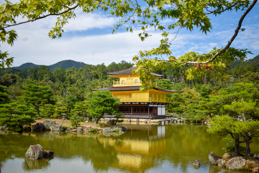 Le Pavillon d'or du Kinkaku-ji au bord de son étang
