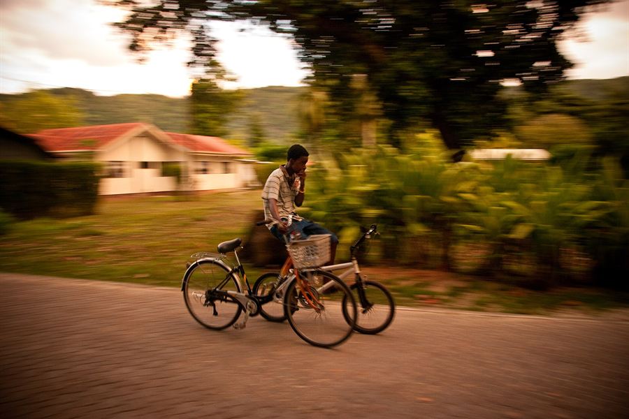 Un cycliste sur une route de La Digue