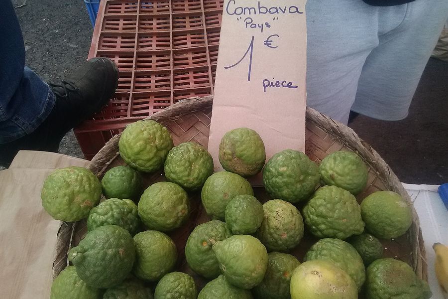 Des combavas sur le marché de Saint-Paul