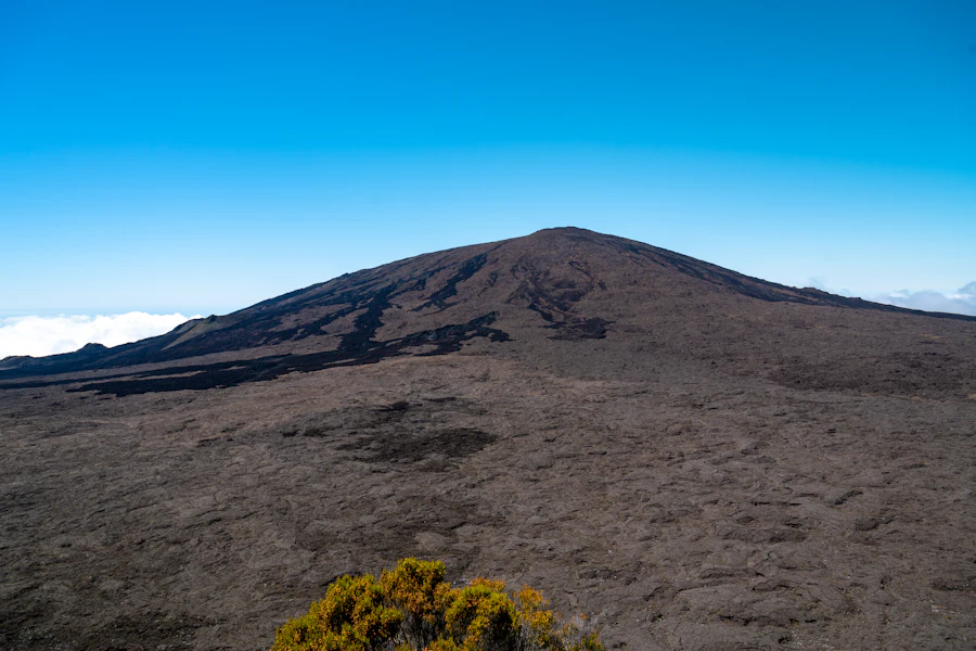 Le cône du piton de la Fournaise au milieu de son enclos