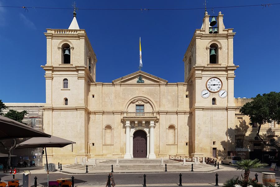 La façade de la co-cathédrale Saint-Jean