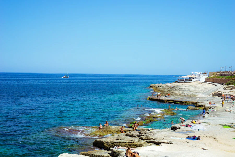 Baigneurs et bateaux sur le front de mer de Sliema