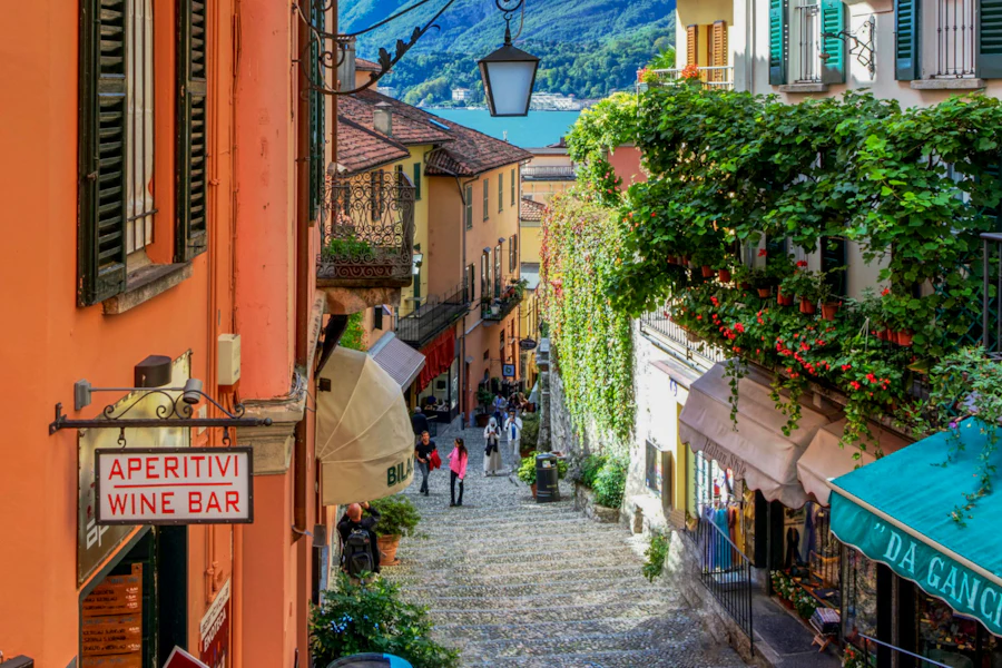 Une ruelle fleurie de Bellagio avec vue sur le lac