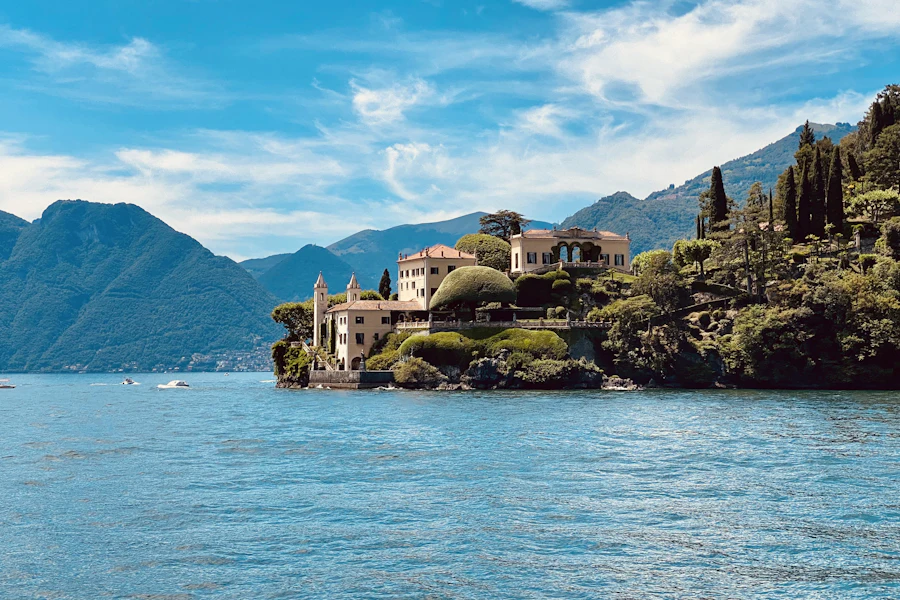 La villa del Balbianello sur sa presqu'île boisée