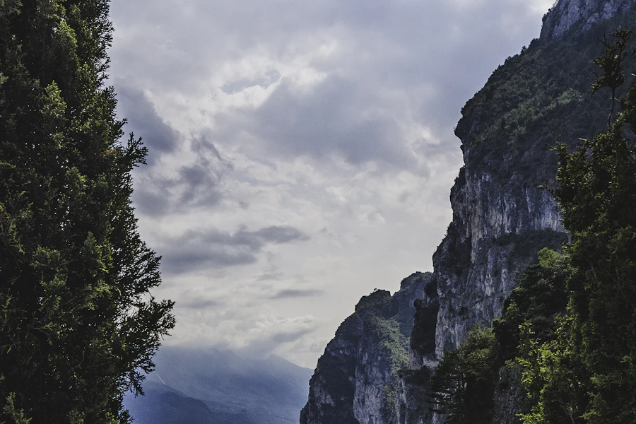 Les falaises au-dessus du lac, à Riva del Garda