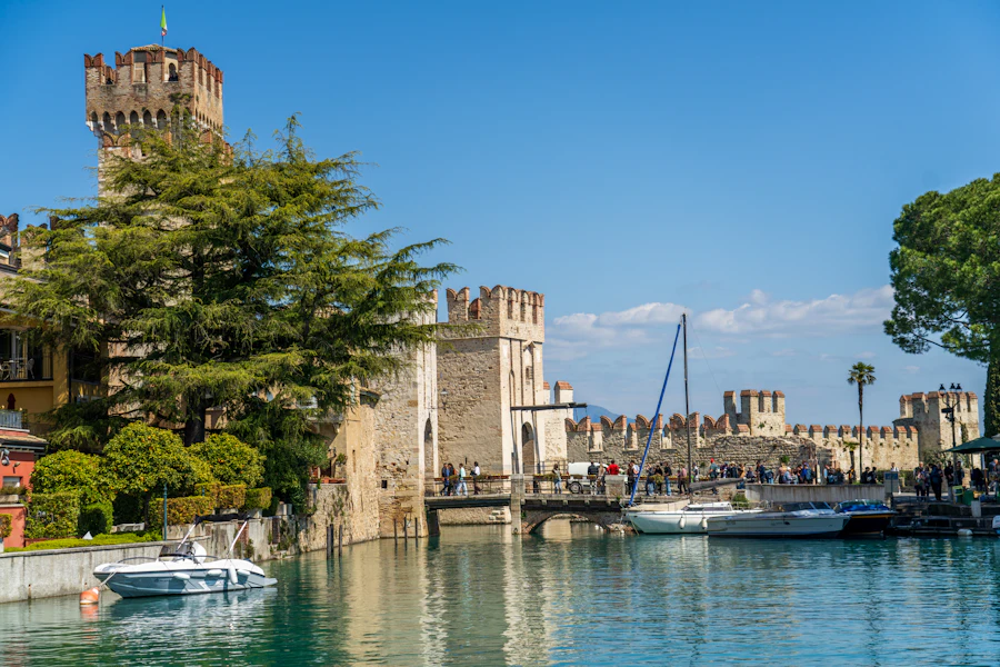 Le château de Sirmione entouré d'eau
