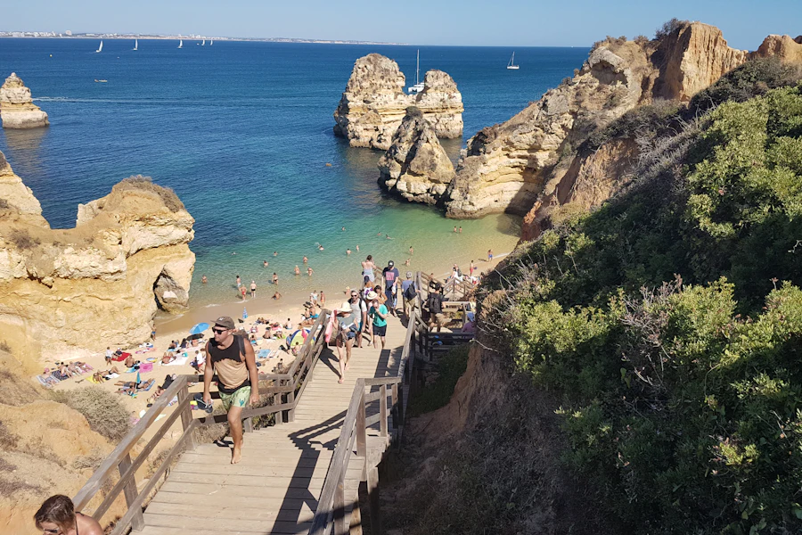 Une crique de l'Algarve rejointe par un escalier de bois