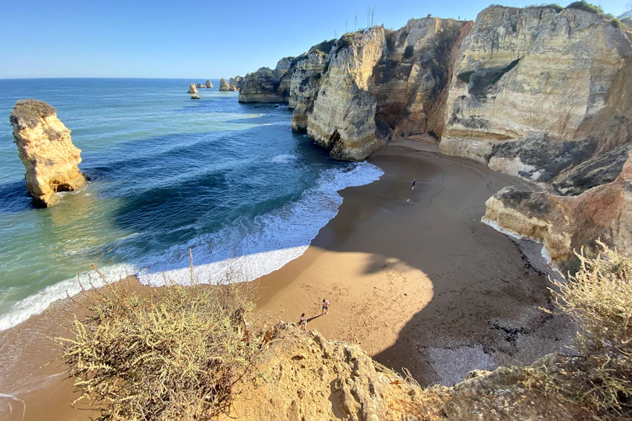 Une plage de sable entre les falaises de Lagos
