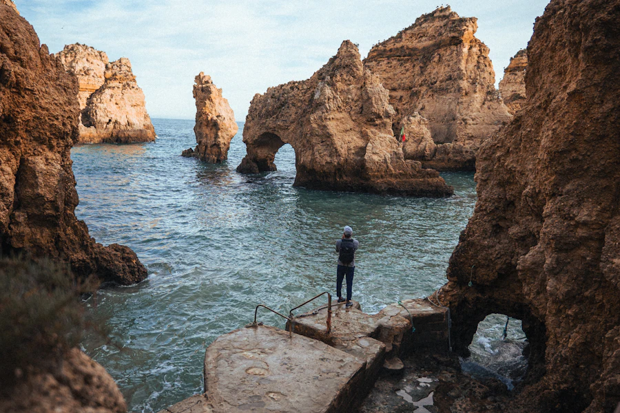Falaises et arche rocheuse près de Sagres