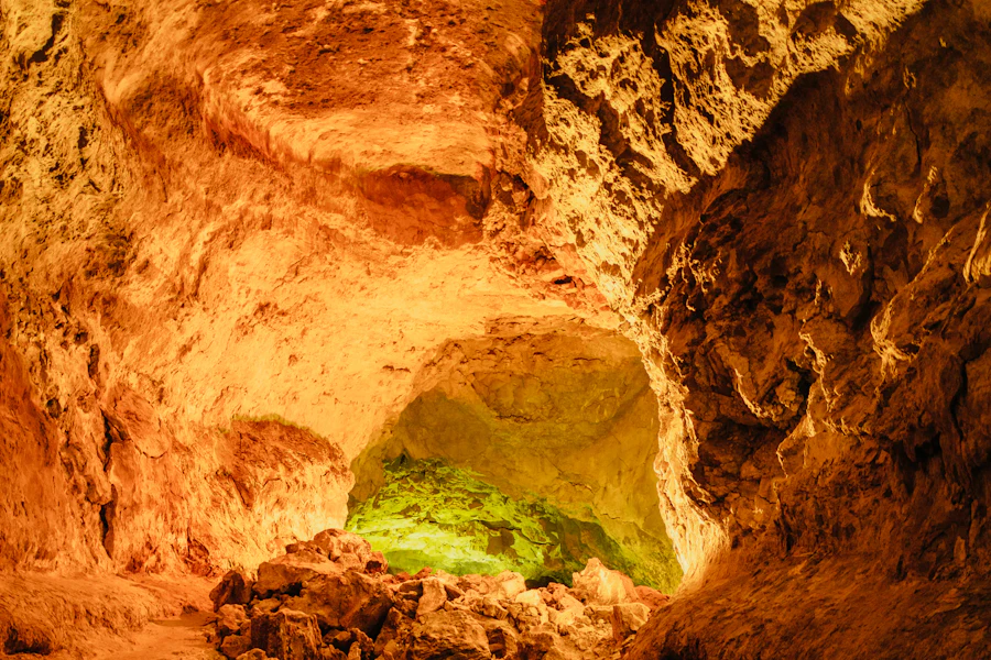 Les reflets du tunnel de lave de la Cueva de los Verdes
