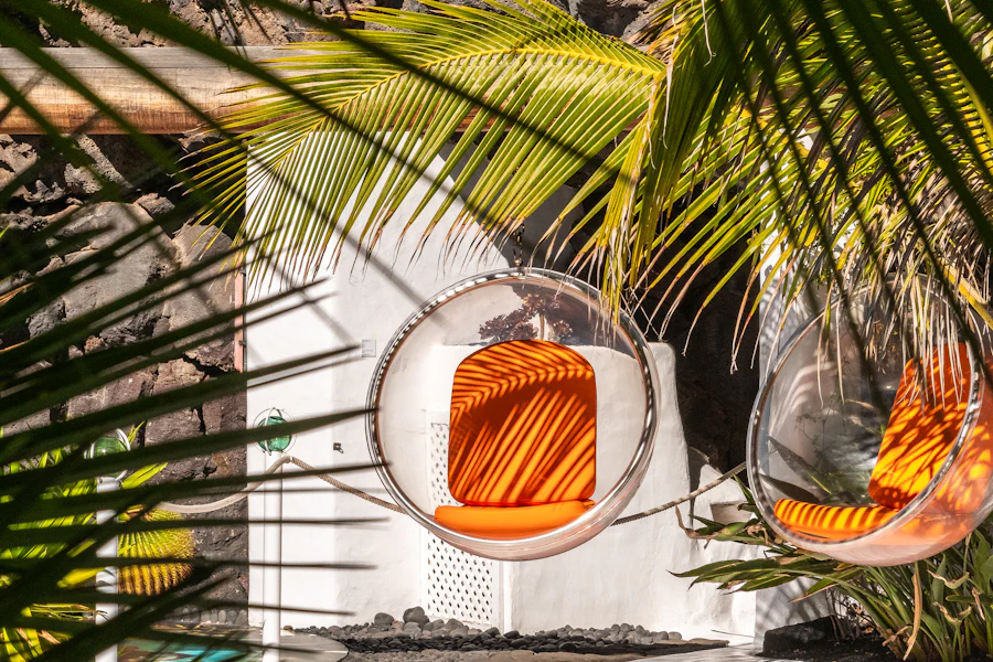 Une piscine dans les bulles de lave de la fondation César Manrique