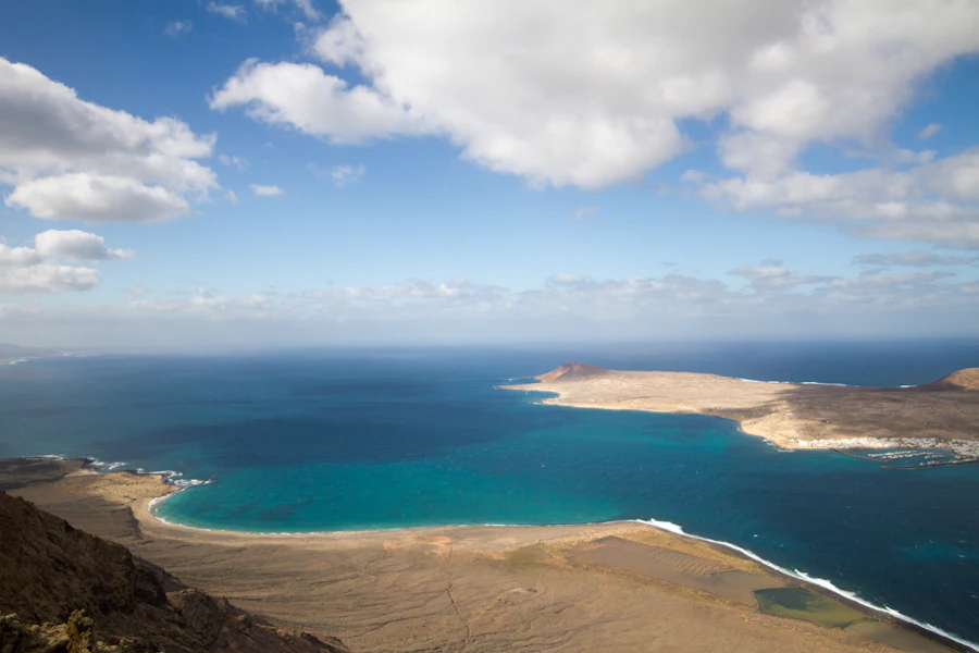 La Graciosa vue depuis les falaises du Mirador del Río