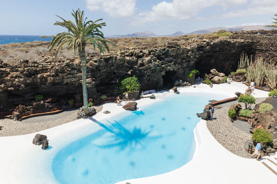 La piscine blanche des Jameos del Agua, entre palmiers et lave