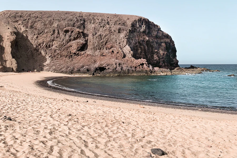 Une crique de Papagayo et ses rochers au bord de la mer bleue