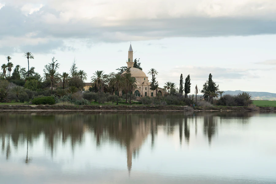 Le reflet de la mosquée Hala Sultan Tekke dans le lac salé