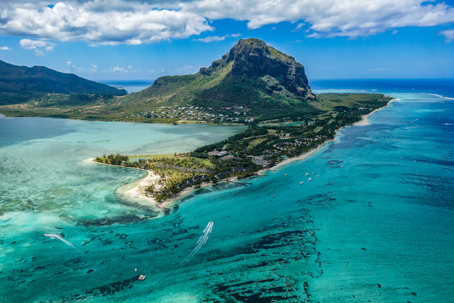 L'île aux Bénitiers dans le lagon, face au Morne