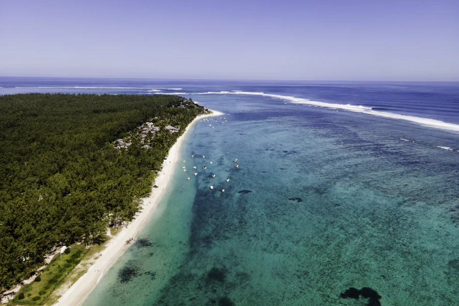La plage du Morne et son lagon turquoise vus du ciel