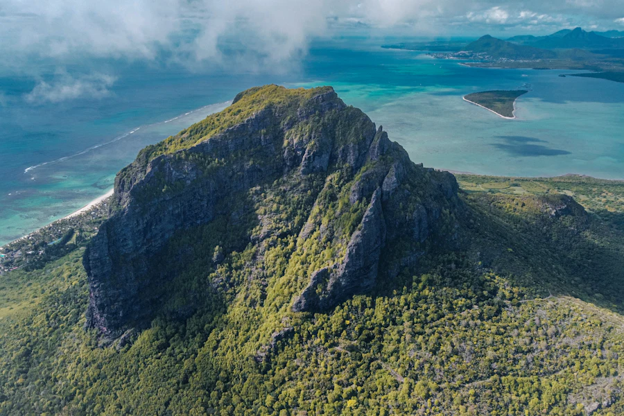Le Morne Brabant dressé au-dessus du lagon