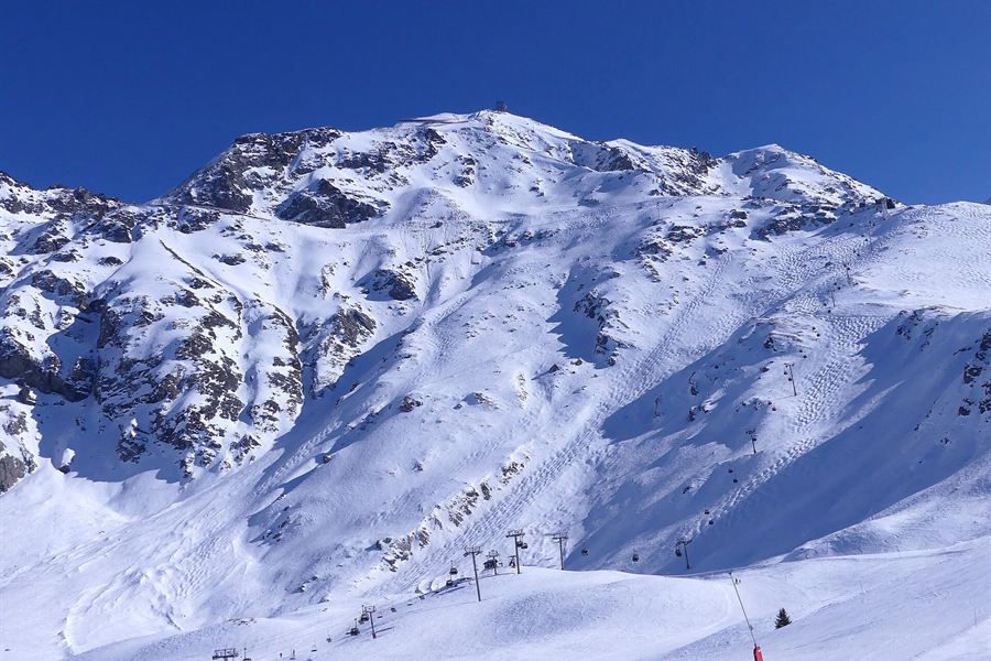 L'Aiguille Rouge enneigée au-dessus des Arcs