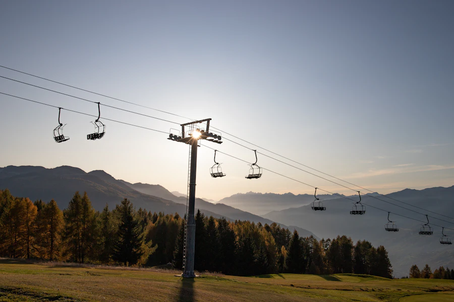 Des remontées mécaniques au-dessus des pistes des Arcs