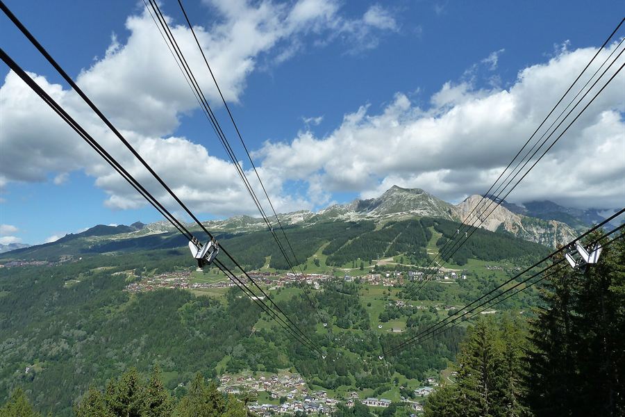 Une cabine du Vanoise Express au-dessus de la vallée